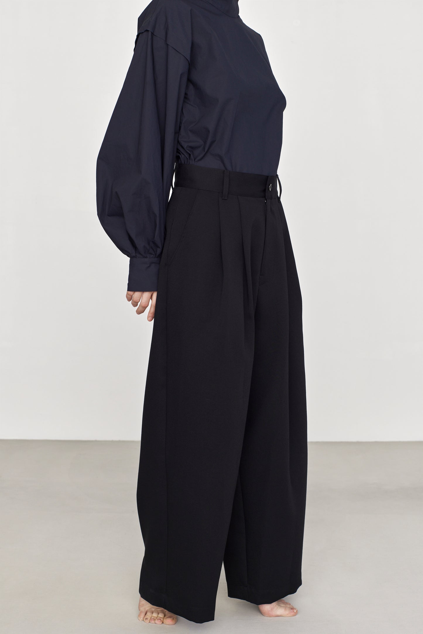 STANDARD / man-made twill | TUCK WIDE PANTS black