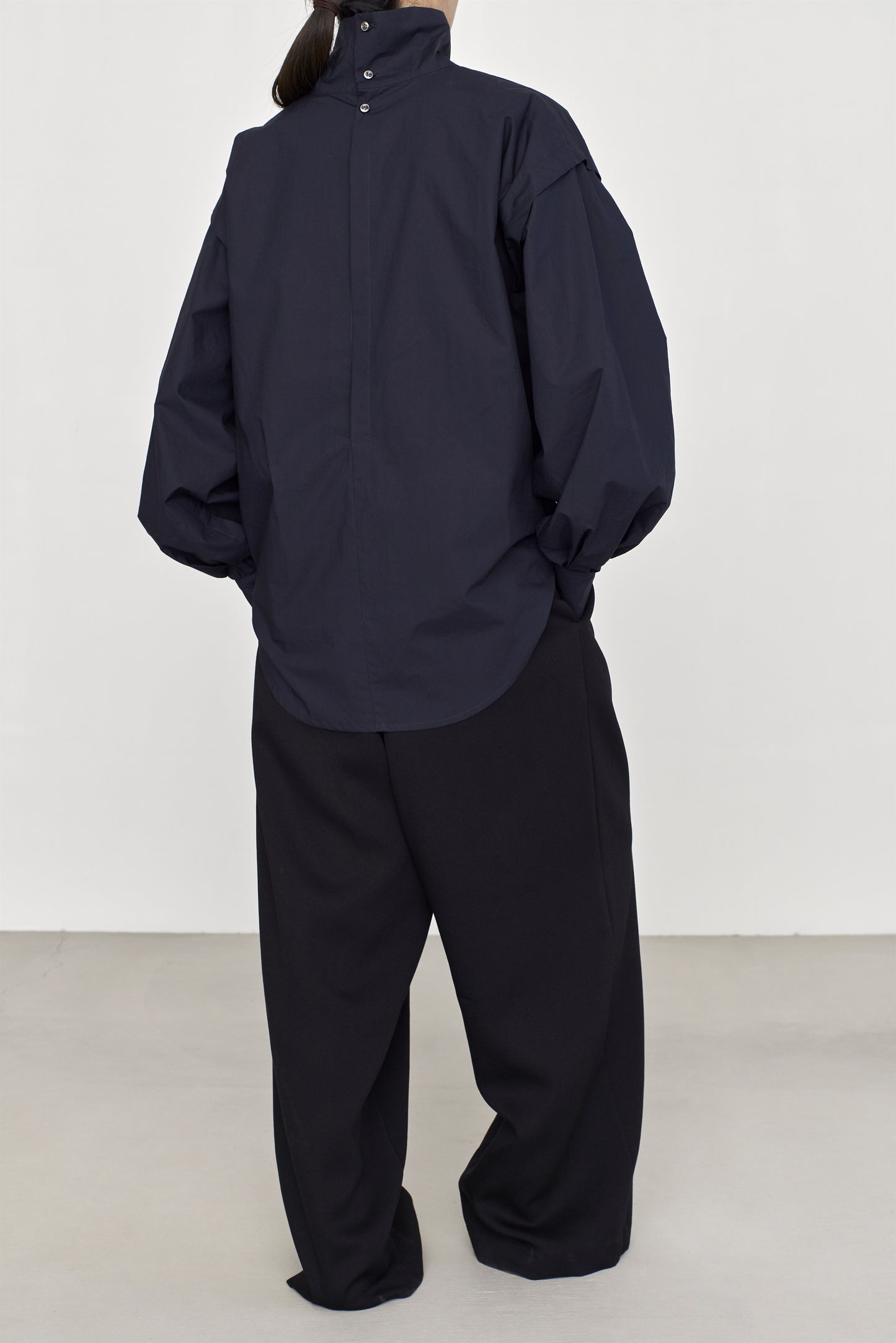 STANDARD / typewriter | HIGH COLLAR BLOUSE dark navy